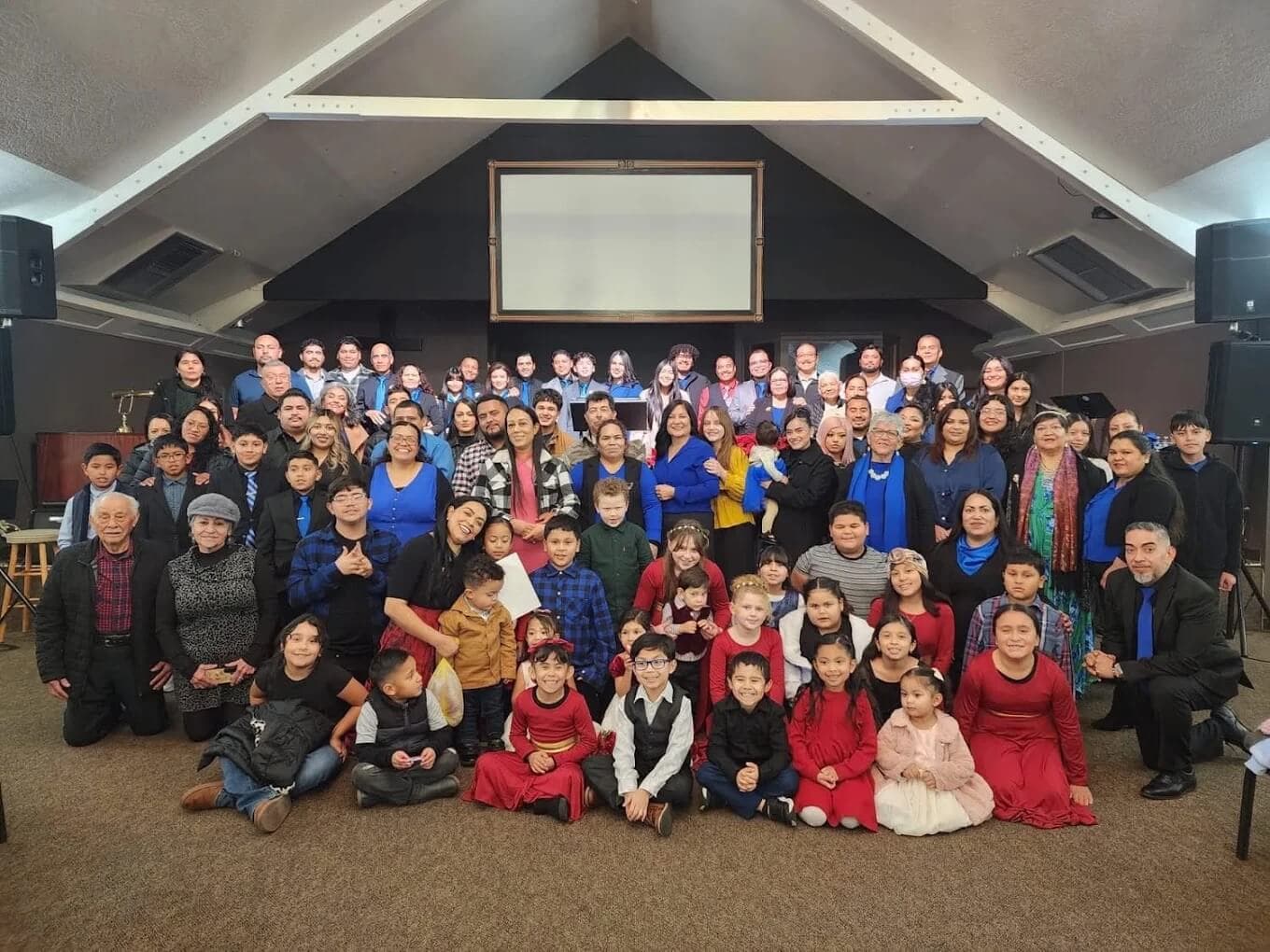 Congregación de Casa de Oración Modesto reunida en adoración
