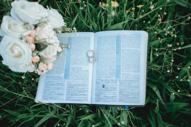 Biblia abierta sobre una mesa de madera